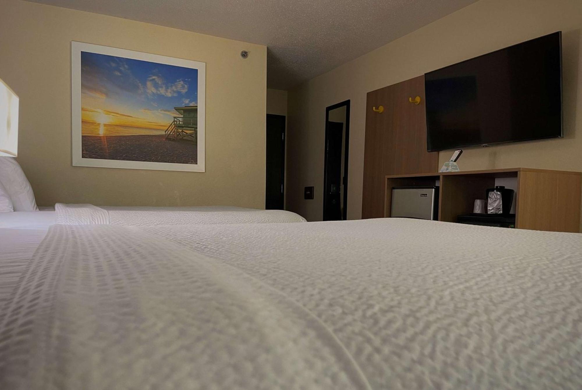 Days Inn&Suites by Wyndham Kaukauna WI Bagian luar foto