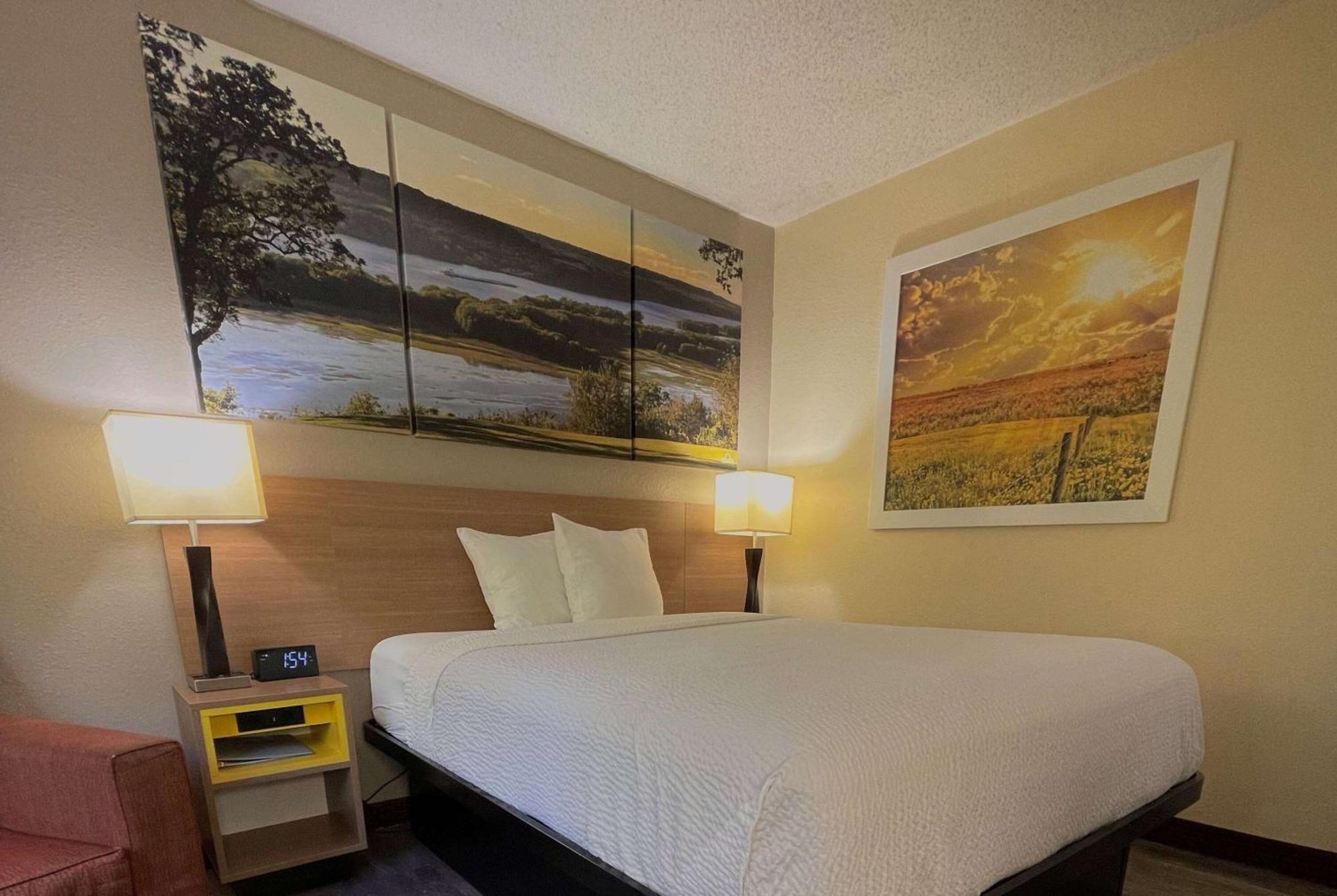 Days Inn&Suites by Wyndham Kaukauna WI Bagian luar foto