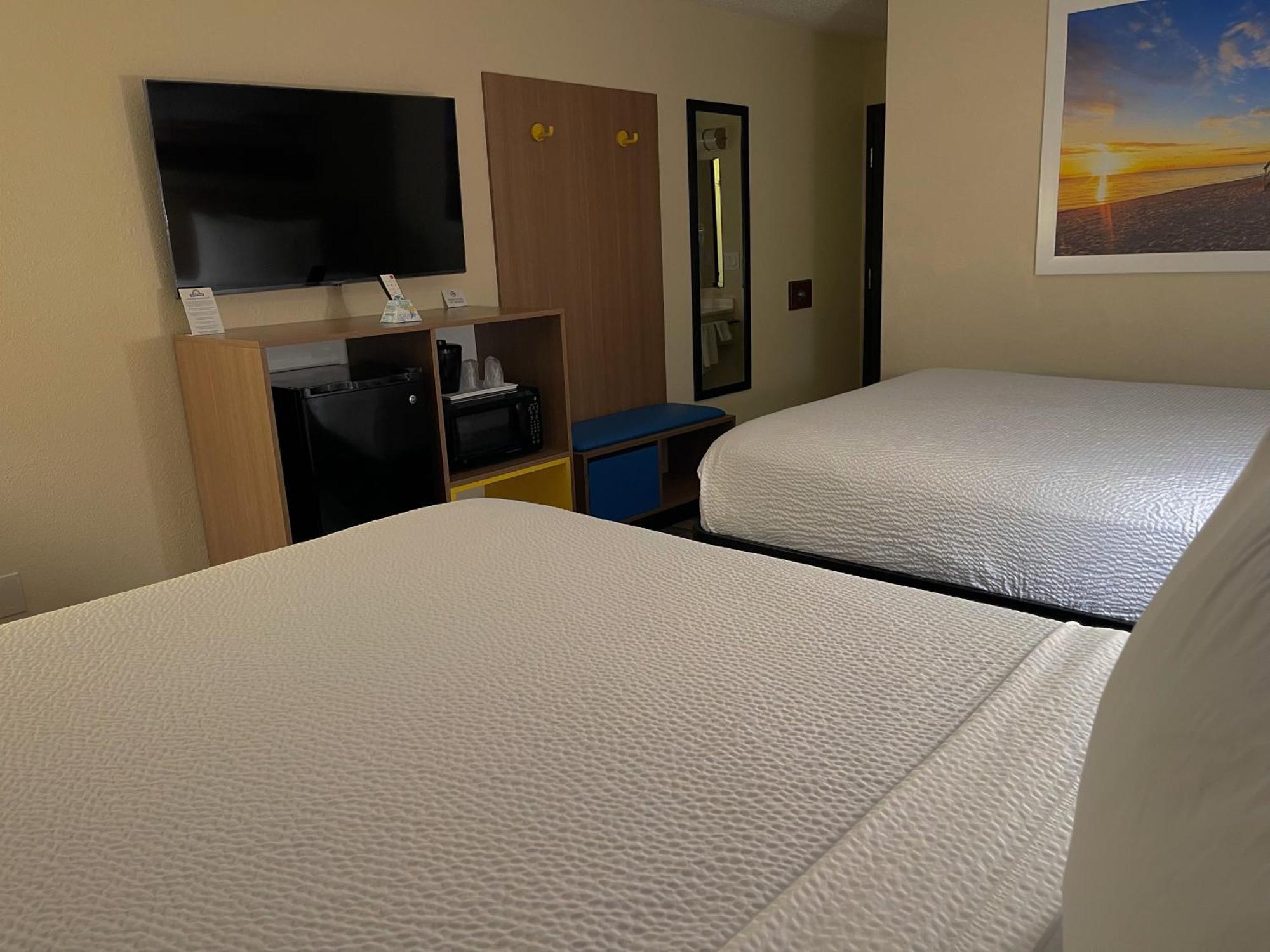 Days Inn&Suites by Wyndham Kaukauna WI Bagian luar foto