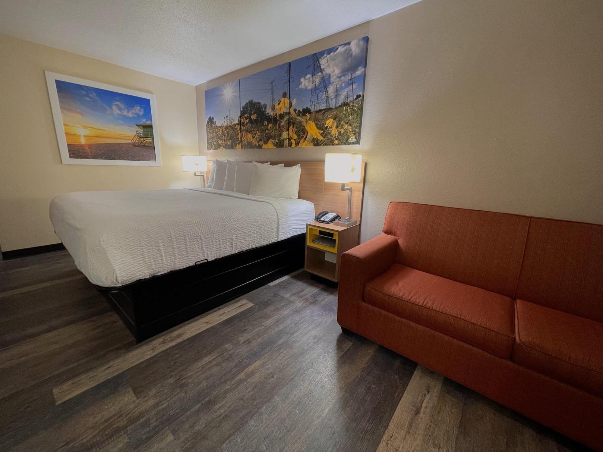 Days Inn&Suites by Wyndham Kaukauna WI Bagian luar foto